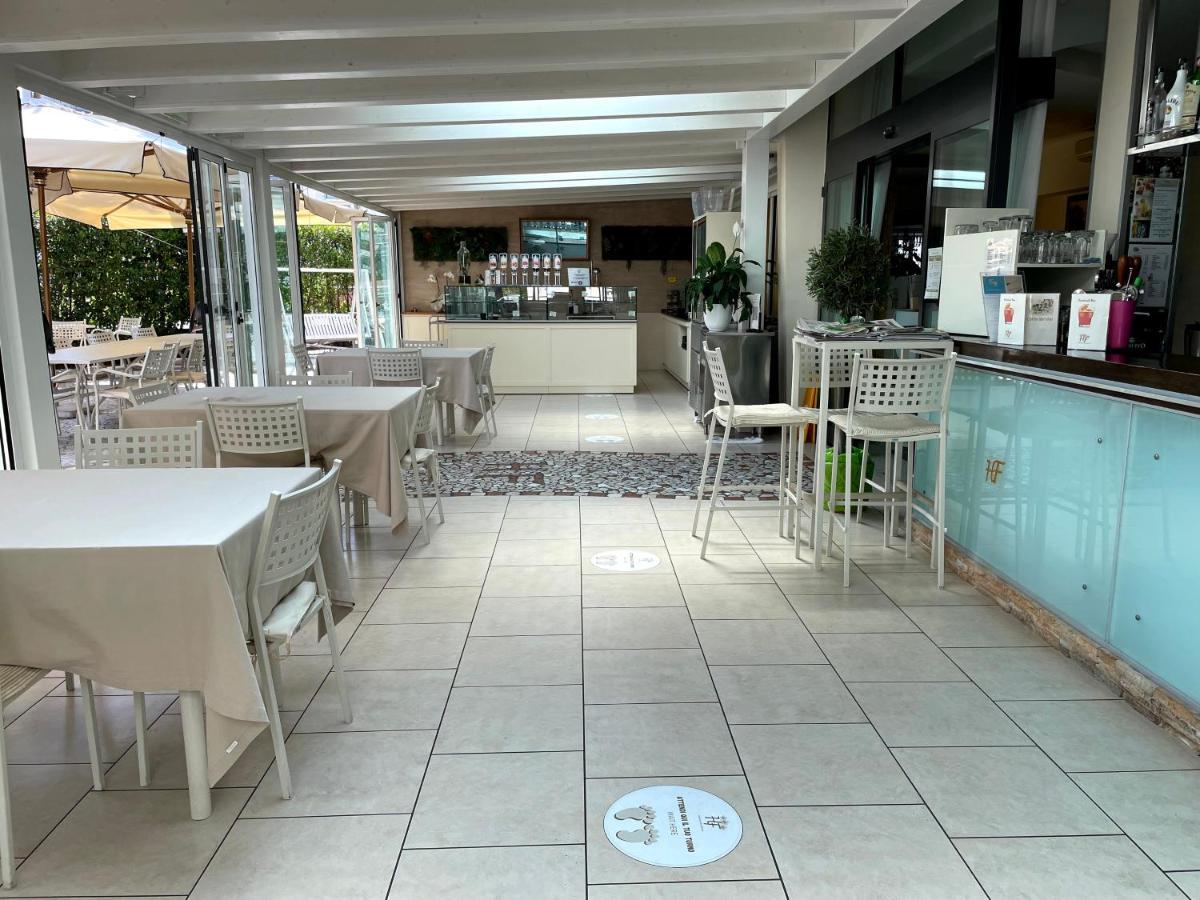 Hotel Franca Милано Мартима Екстериор снимка