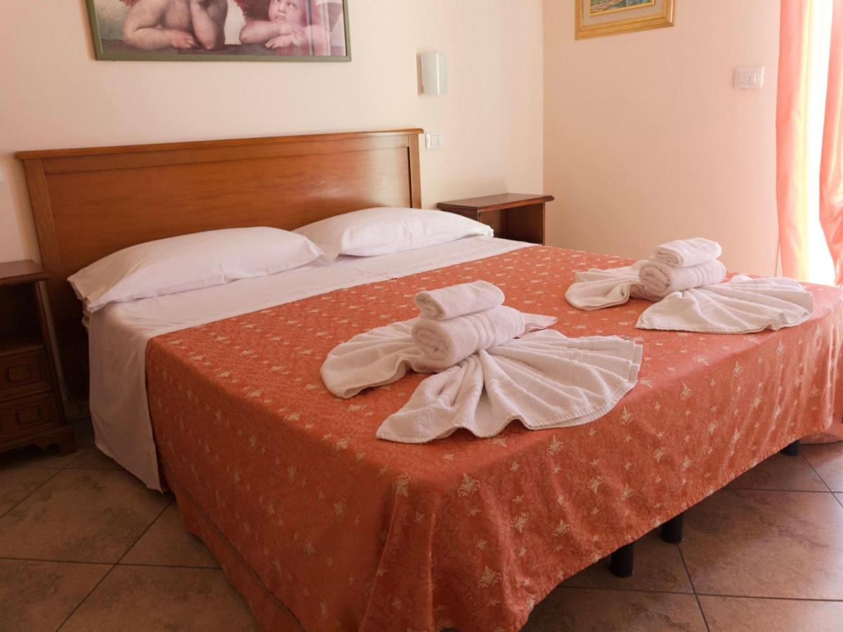 Hotel Franca Милано Мартима Екстериор снимка