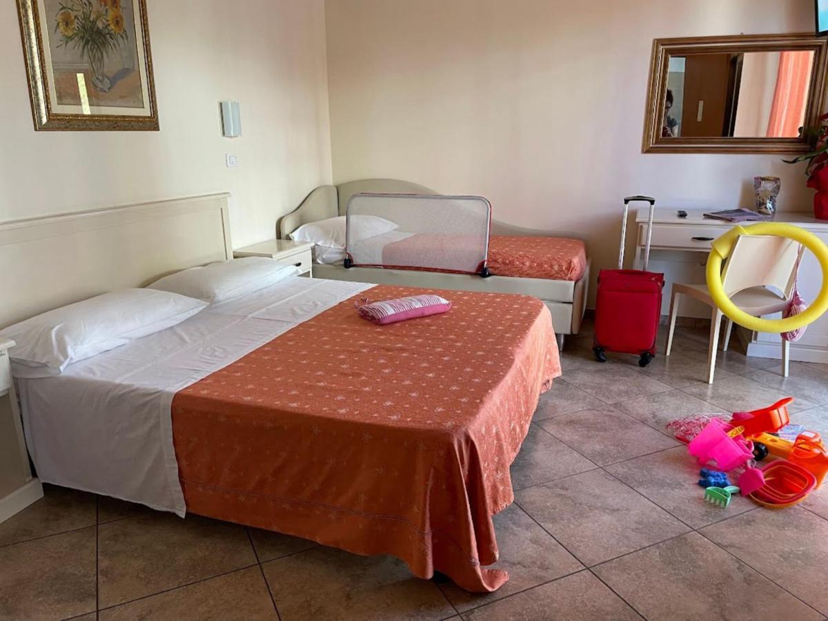 Hotel Franca Милано Мартима Екстериор снимка