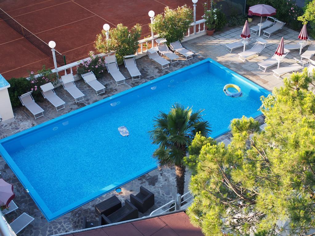Hotel Franca Милано Мартима Екстериор снимка