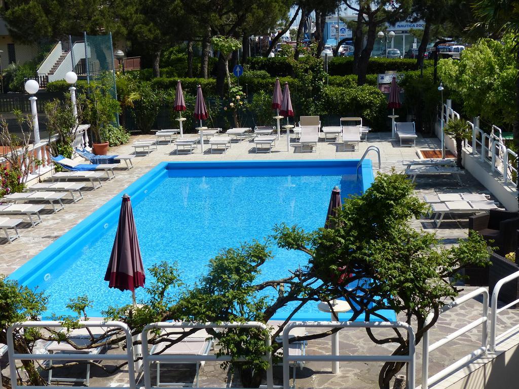 Hotel Franca Милано Мартима Екстериор снимка