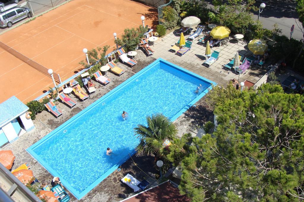Hotel Franca Милано Мартима Екстериор снимка