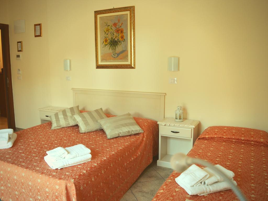 Hotel Franca Милано Мартима Екстериор снимка