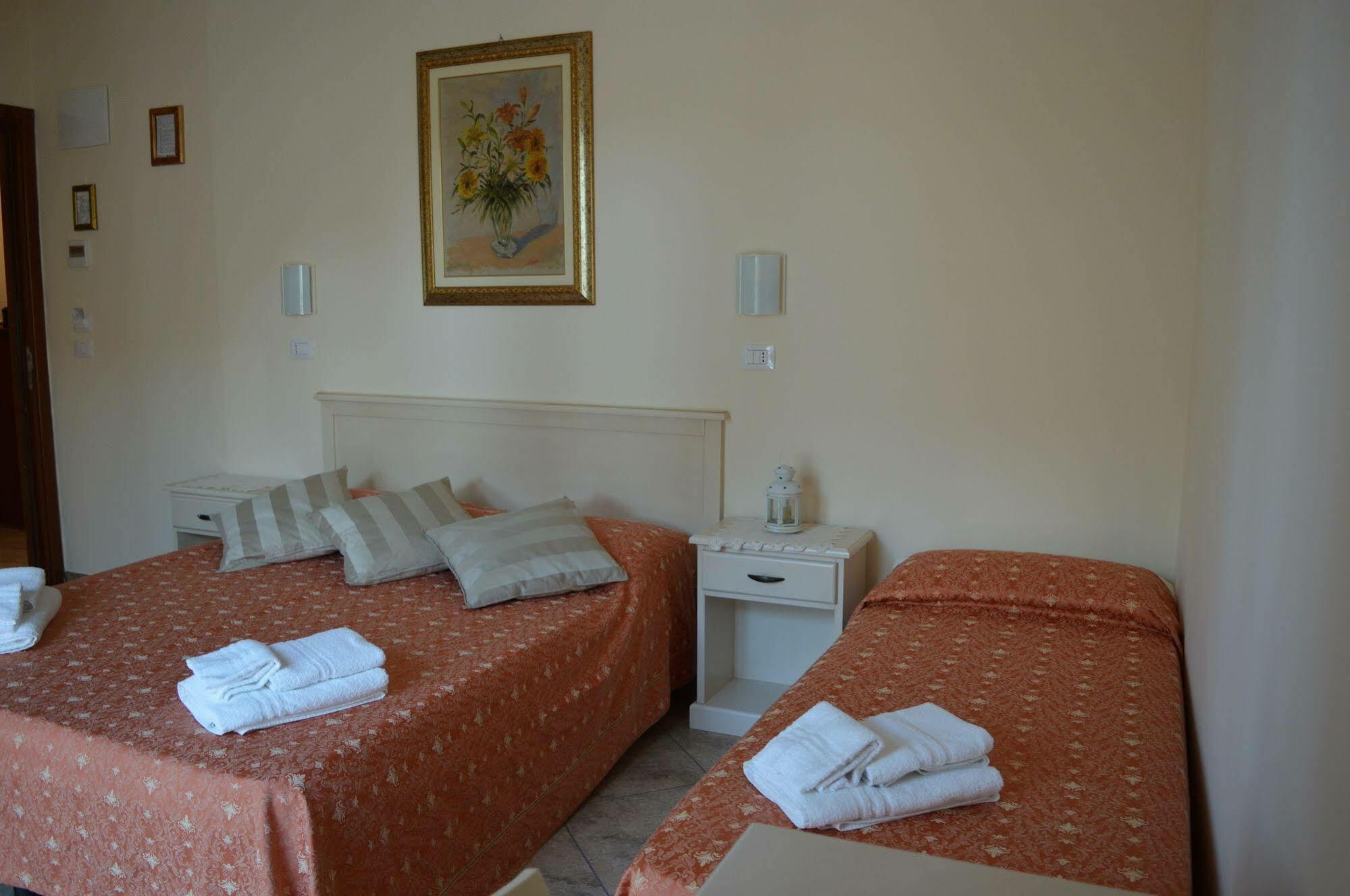 Hotel Franca Милано Мартима Екстериор снимка