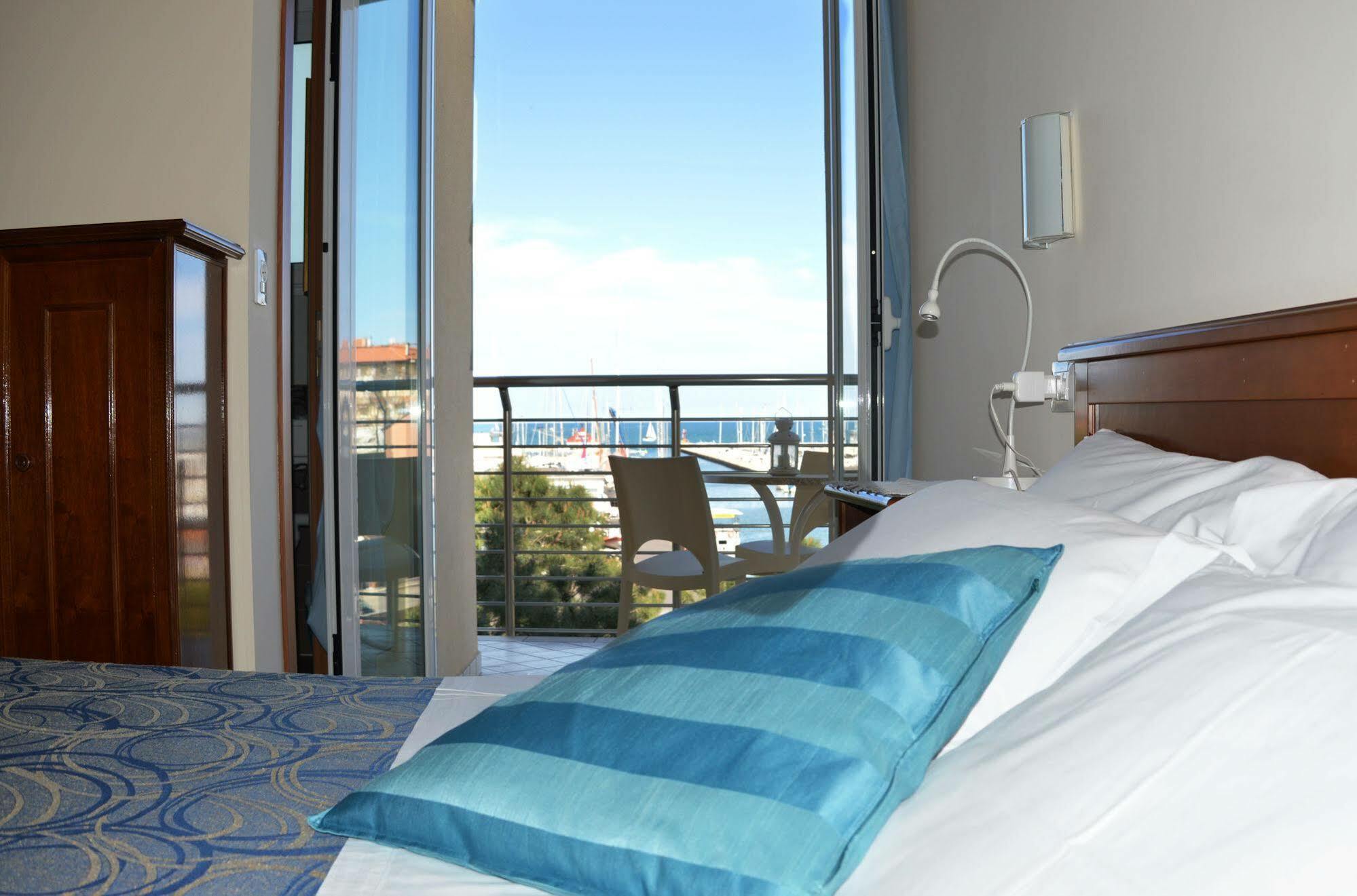 Hotel Franca Милано Мартима Екстериор снимка