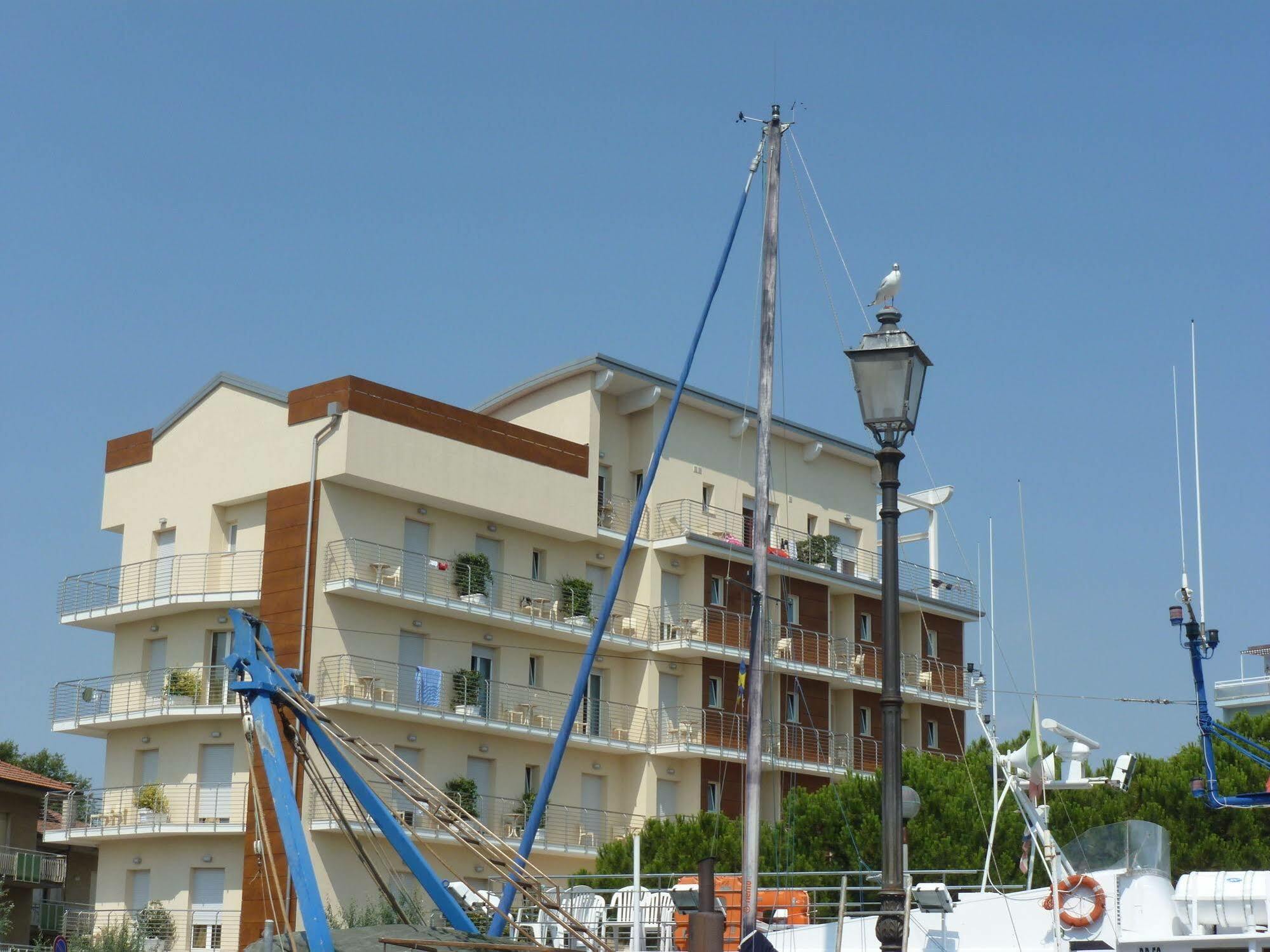 Hotel Franca Милано Мартима Екстериор снимка