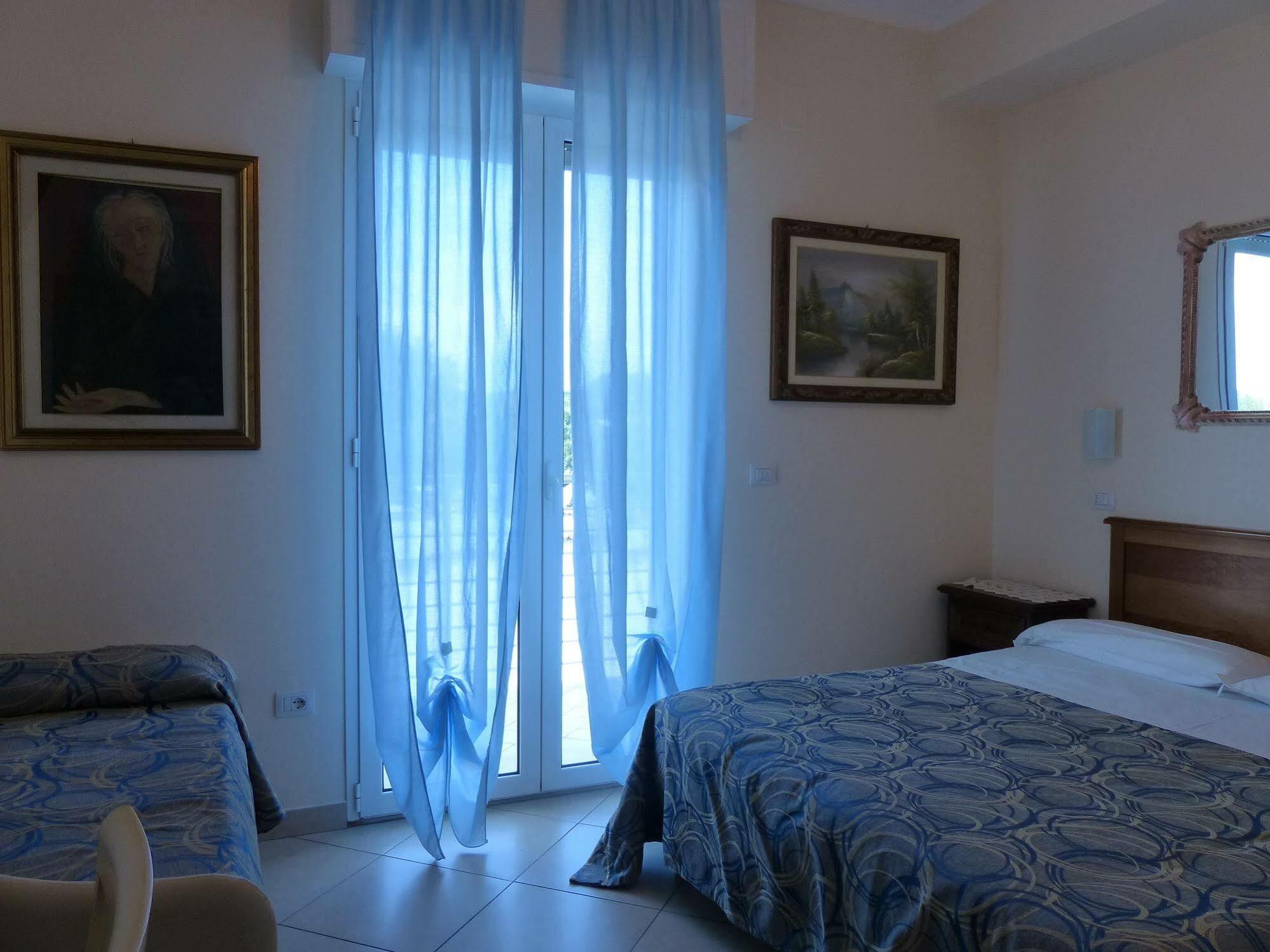 Hotel Franca Милано Мартима Екстериор снимка