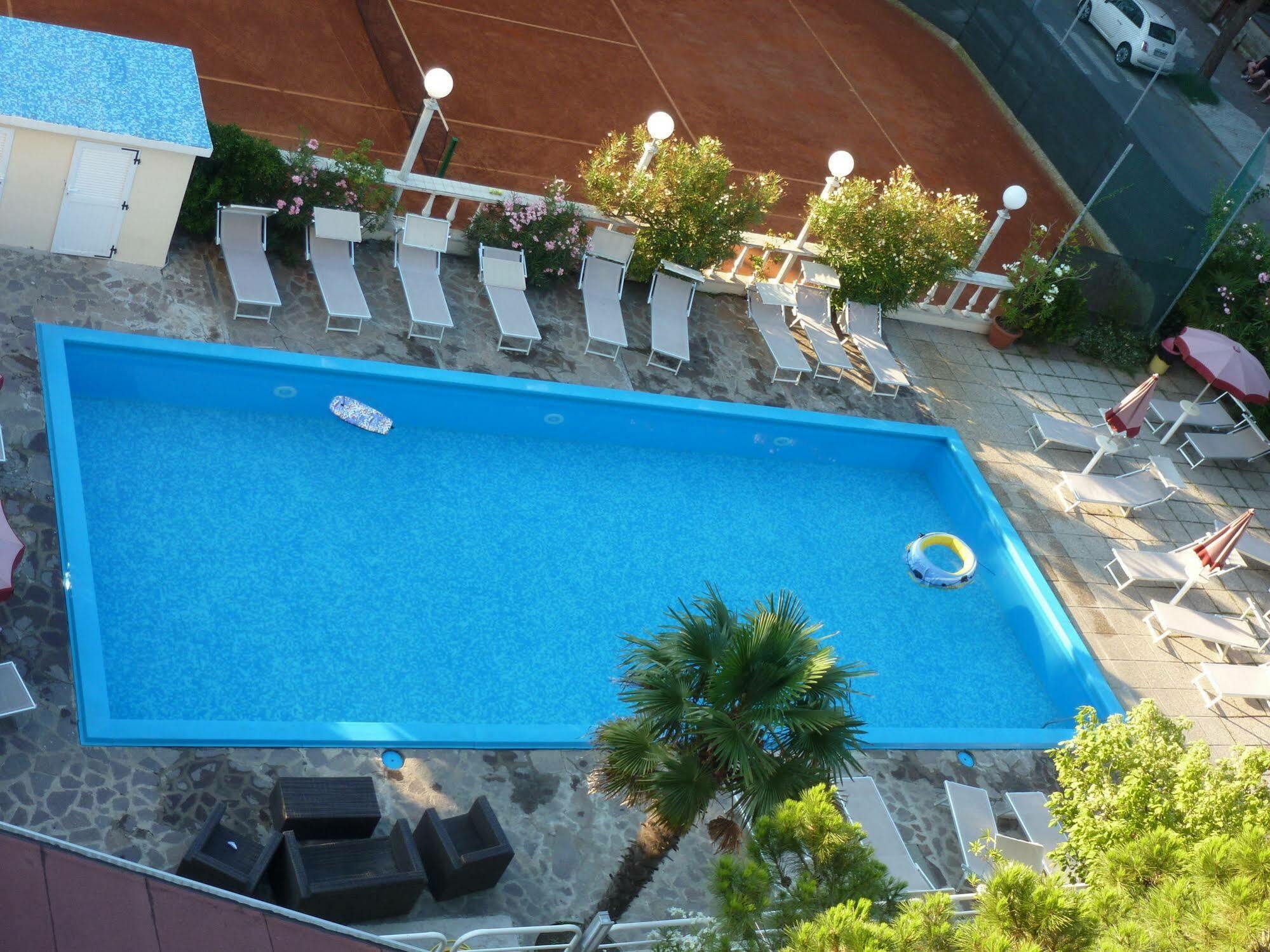 Hotel Franca Милано Мартима Екстериор снимка