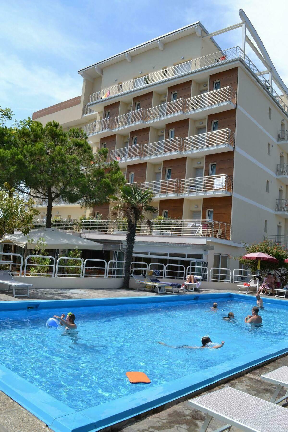 Hotel Franca Милано Мартима Екстериор снимка