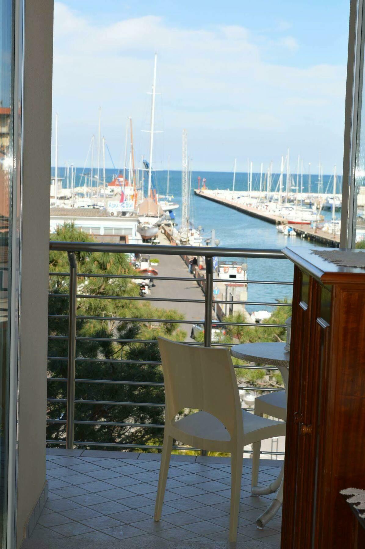 Hotel Franca Милано Мартима Екстериор снимка